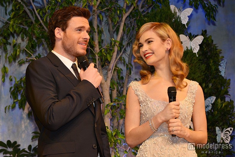 （左より）リチャード・マッデン、リリー・ジェームズ