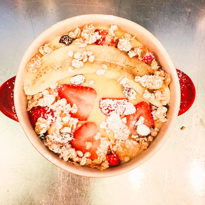 手順5:トッピング用バナナ、いちご、フルーツグラノーラを入れオーブンで焼く/画像提供:柏原歩