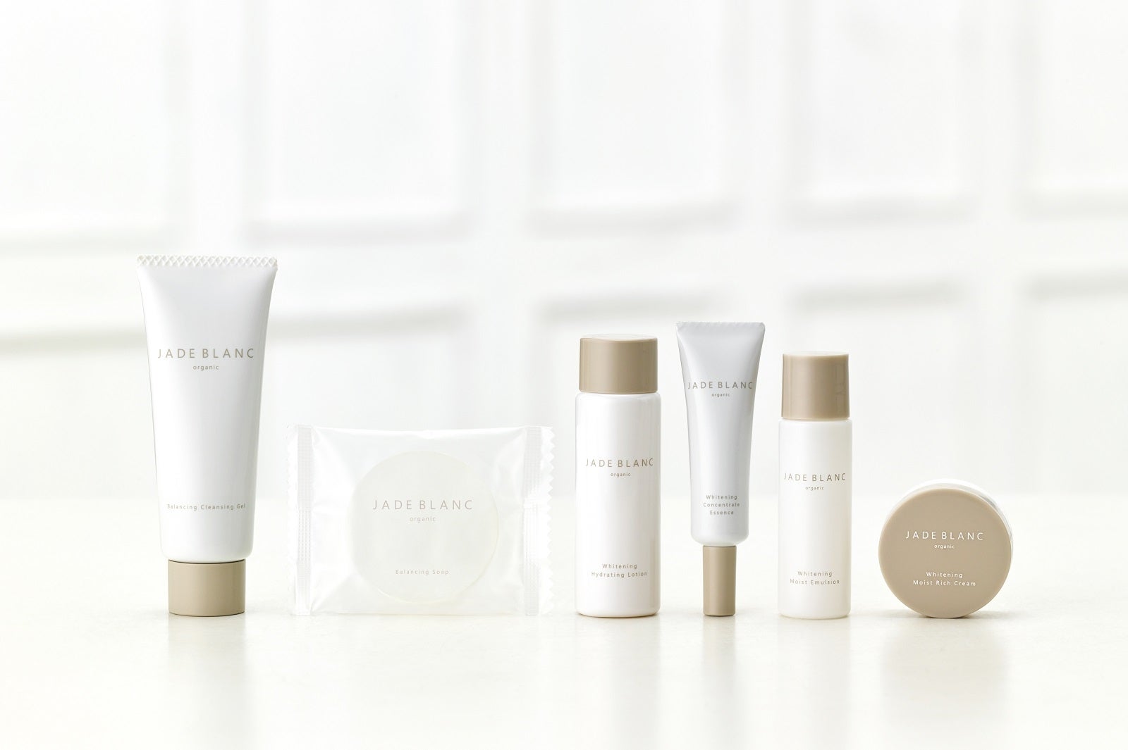 写真は、6品全てが試せるトライアルセット（左から、クレンジングジェル・石鹸・化粧水・美容液・乳液・クリーム）