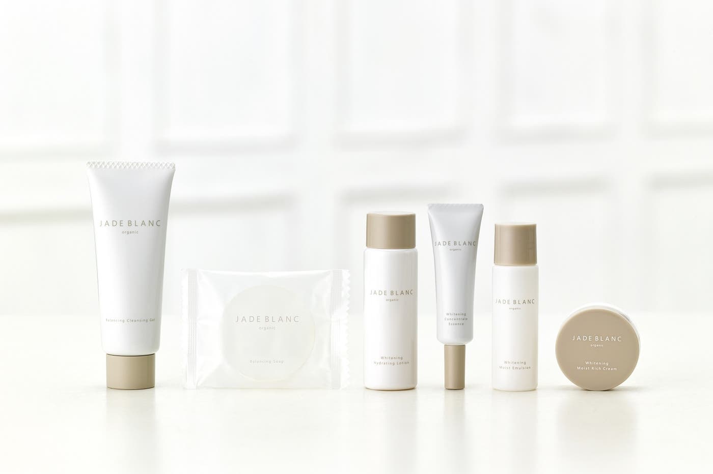 写真は、6品全てが試せるトライアルセット(左から、クレンジングジェル・石鹸・化粧水・美容液・乳液・クリーム)