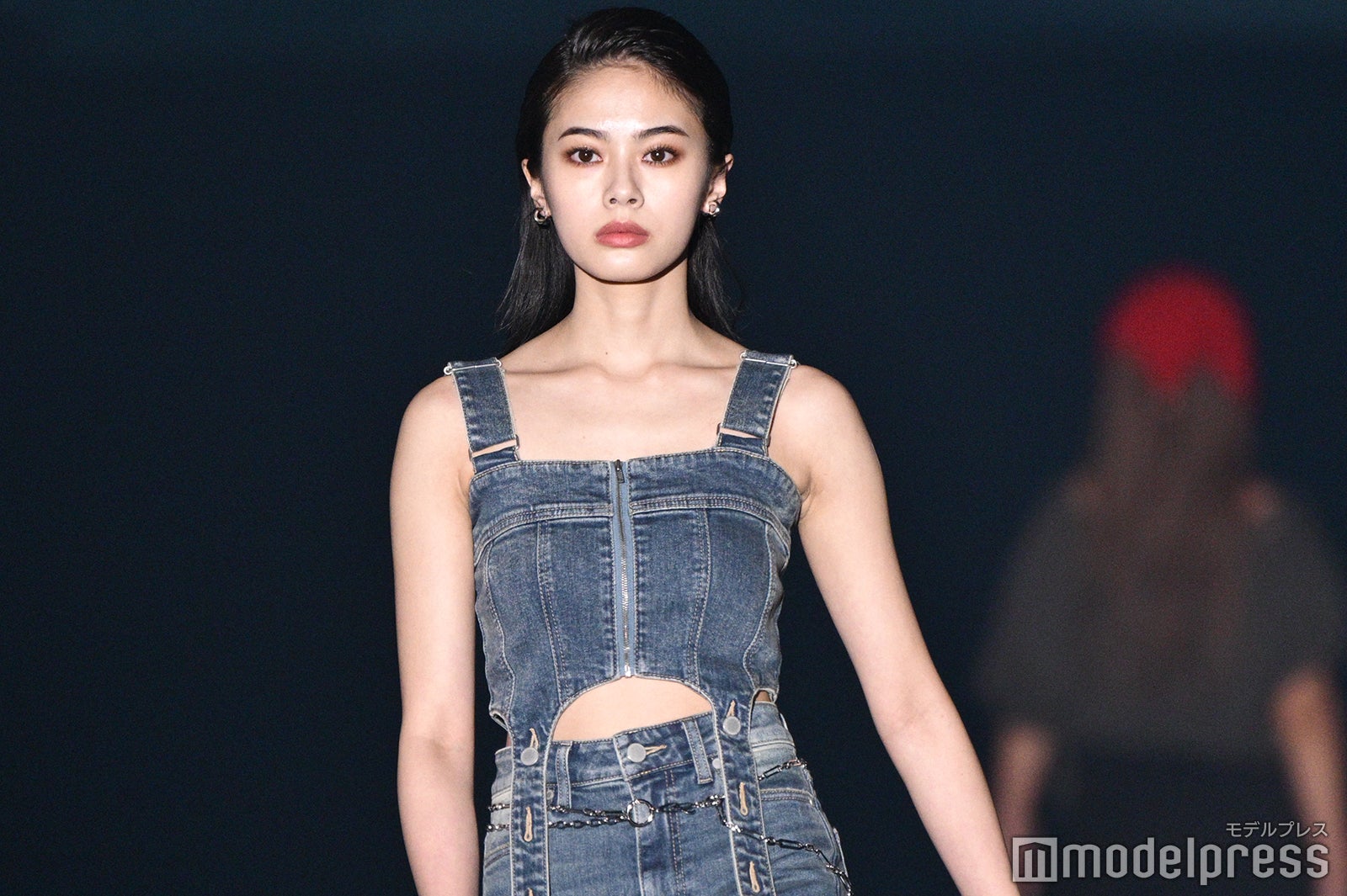 「御上先生」で話題・安斉星来、デニムビスチェから美ウエストチラリ【TGC熊本2025】