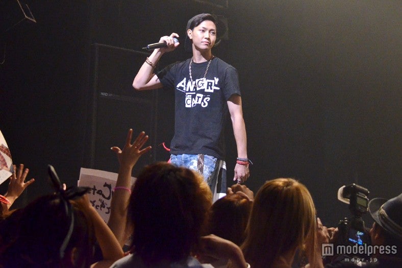 見事な歌声で観客を魅了