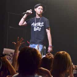 見事な歌声で観客を魅了