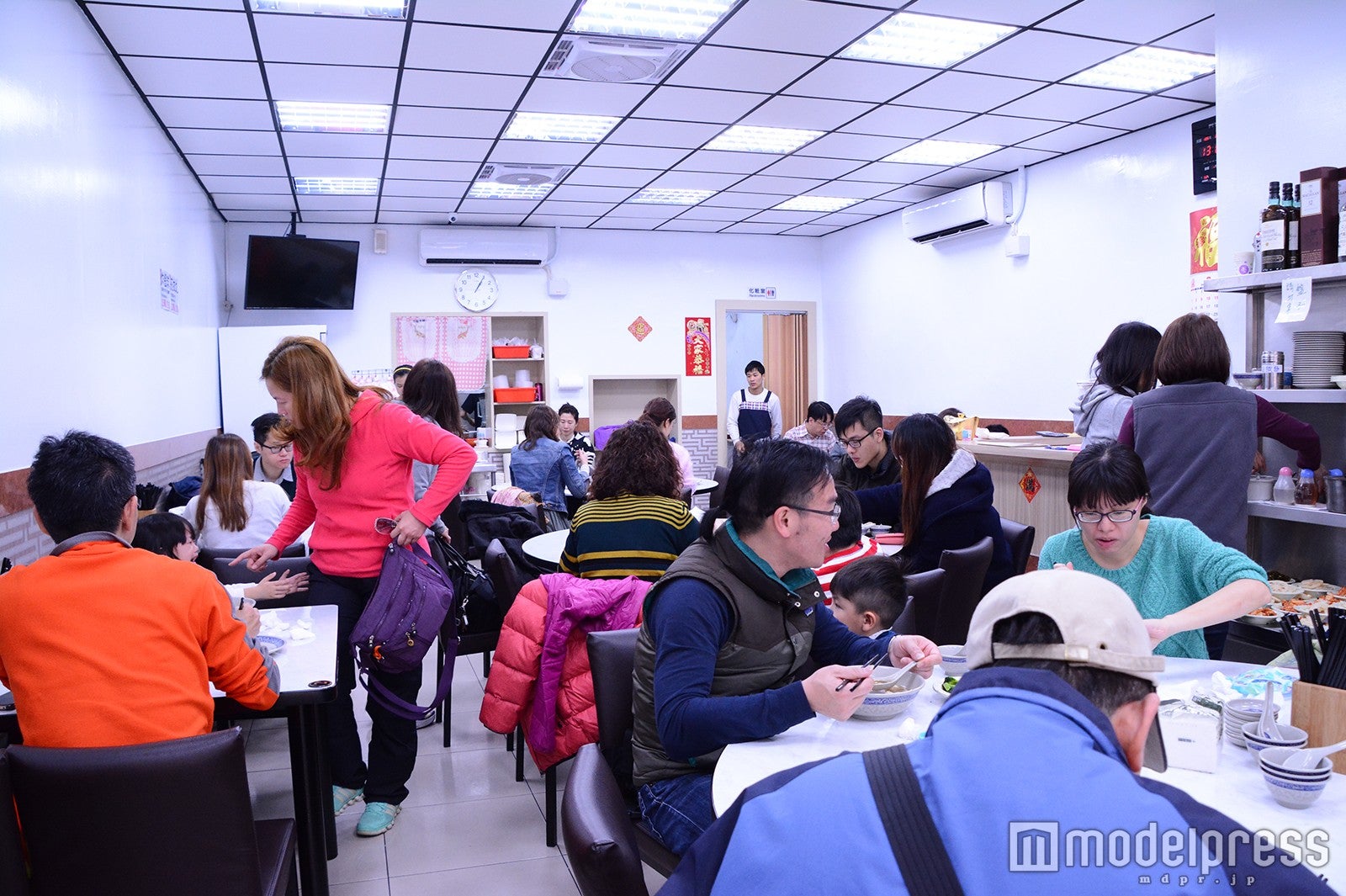 店内は地元のお客さんでいっぱい