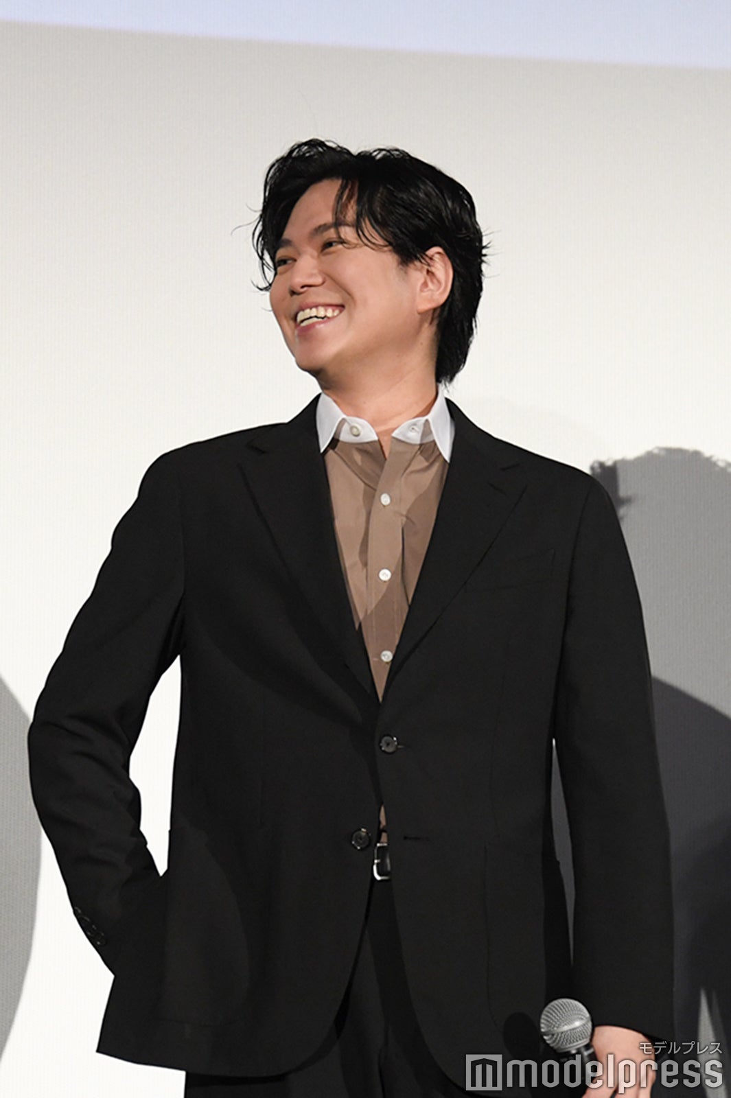 加藤浩次の発言に笑いをこらえきれない加藤シゲアキ（C）モデルプレス