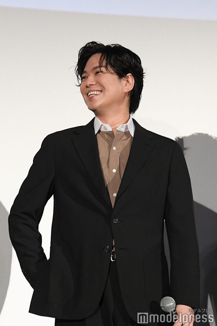 加藤浩次の発言に笑いをこらえきれない加藤シゲアキ(C)モデルプレス