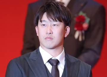 広島から戦力外の小園海斗 関東屈指のパワースポットを訪問 空を見上げて何を願う？ 現役続行希望も今後は未定