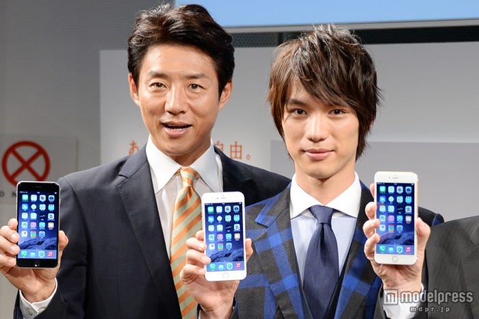 (左から)松岡修造、福士蒼汰/KDDIのセレモニーの様子