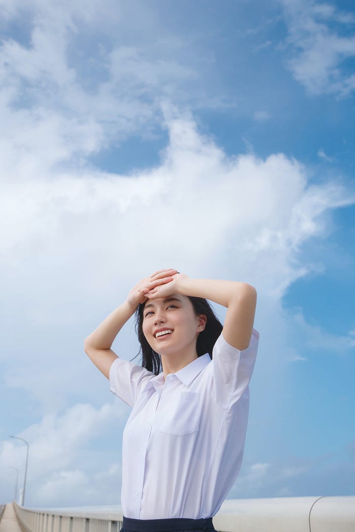 乃木坂46賀喜遥香1st写真集「まっさら」楽天ブックス限定版裏表紙(撮影/菊地泰久)