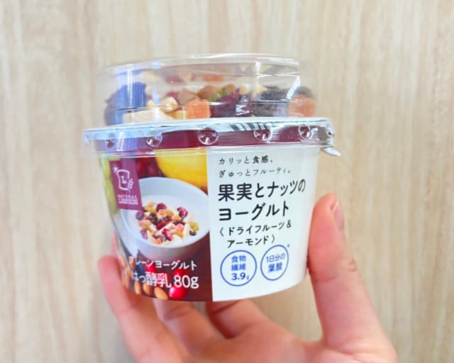 片手で持つ果実とナッツのヨーグルト