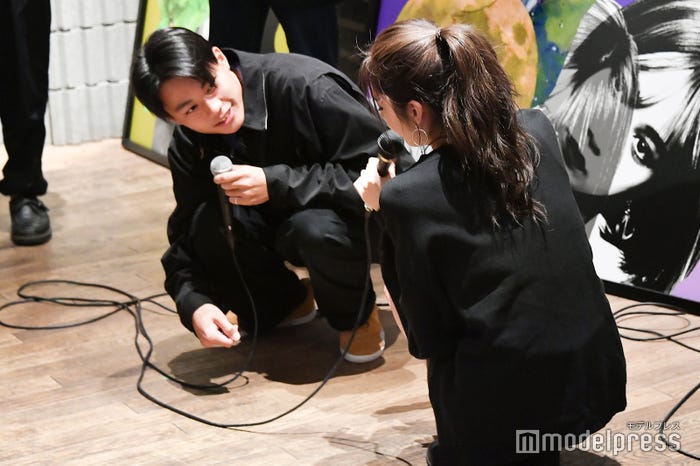 Kaya、いと(宮瀬いと)「四つ葉のクローバー見つけたからKayaくんにあげるね」 (C)モデルプレス