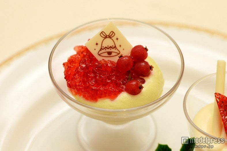 ピスタチオのムースとストロベリーゼリー