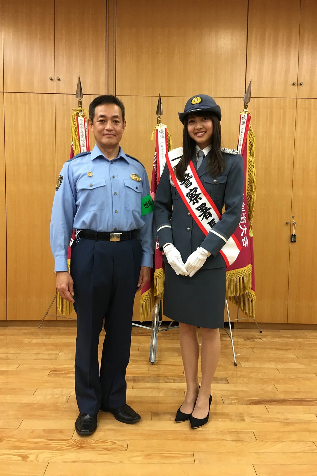 福岡・小倉北警察で一日警察署長を務めた松元絵里花と原田大助署長＝事務所提供