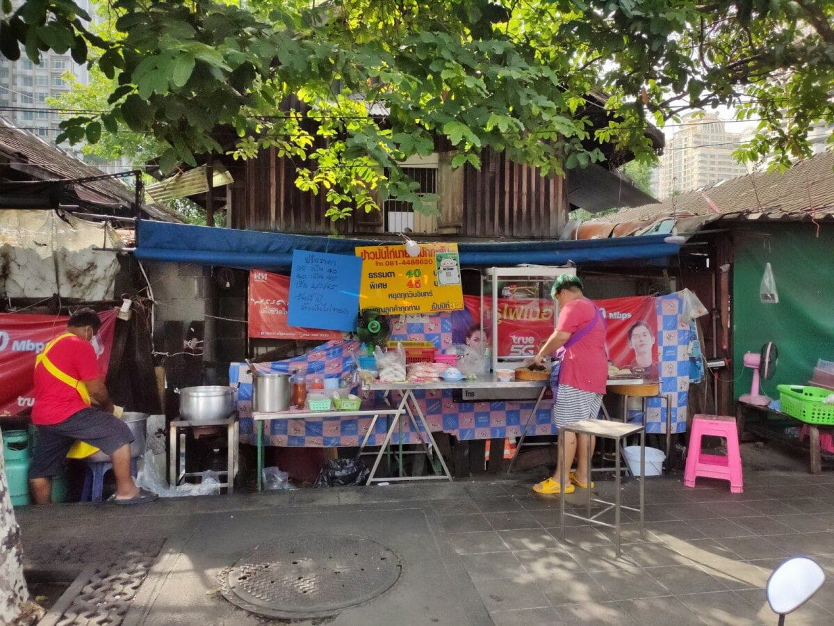 「自炊より買った方が安くておいしい」タイでは、食事は外食が基本