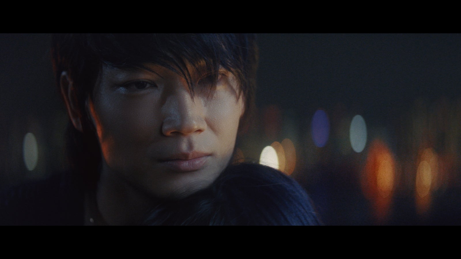 綾野剛／CM「旅だち」篇より（提供写真）