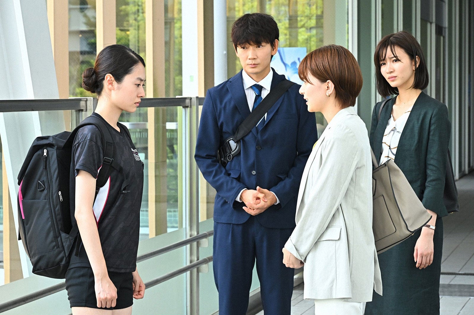 （左から）田辺桃子、綾野剛、芳根京子、岡崎紗絵／「オールドルーキー」第8話より（C）TBS