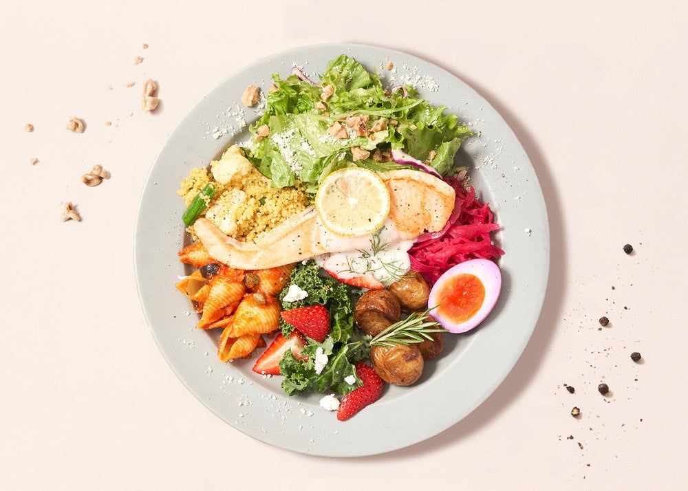 サーモンのソテーと7種デリの贅沢プレート（1,200円）／画像提供：コンテンポラリープランニングセンター（CPCenter）