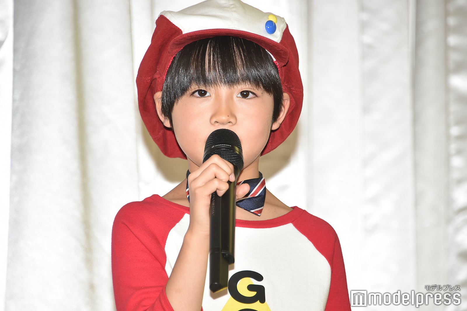 立派に進行する川原瑛都（C）モデルプレス