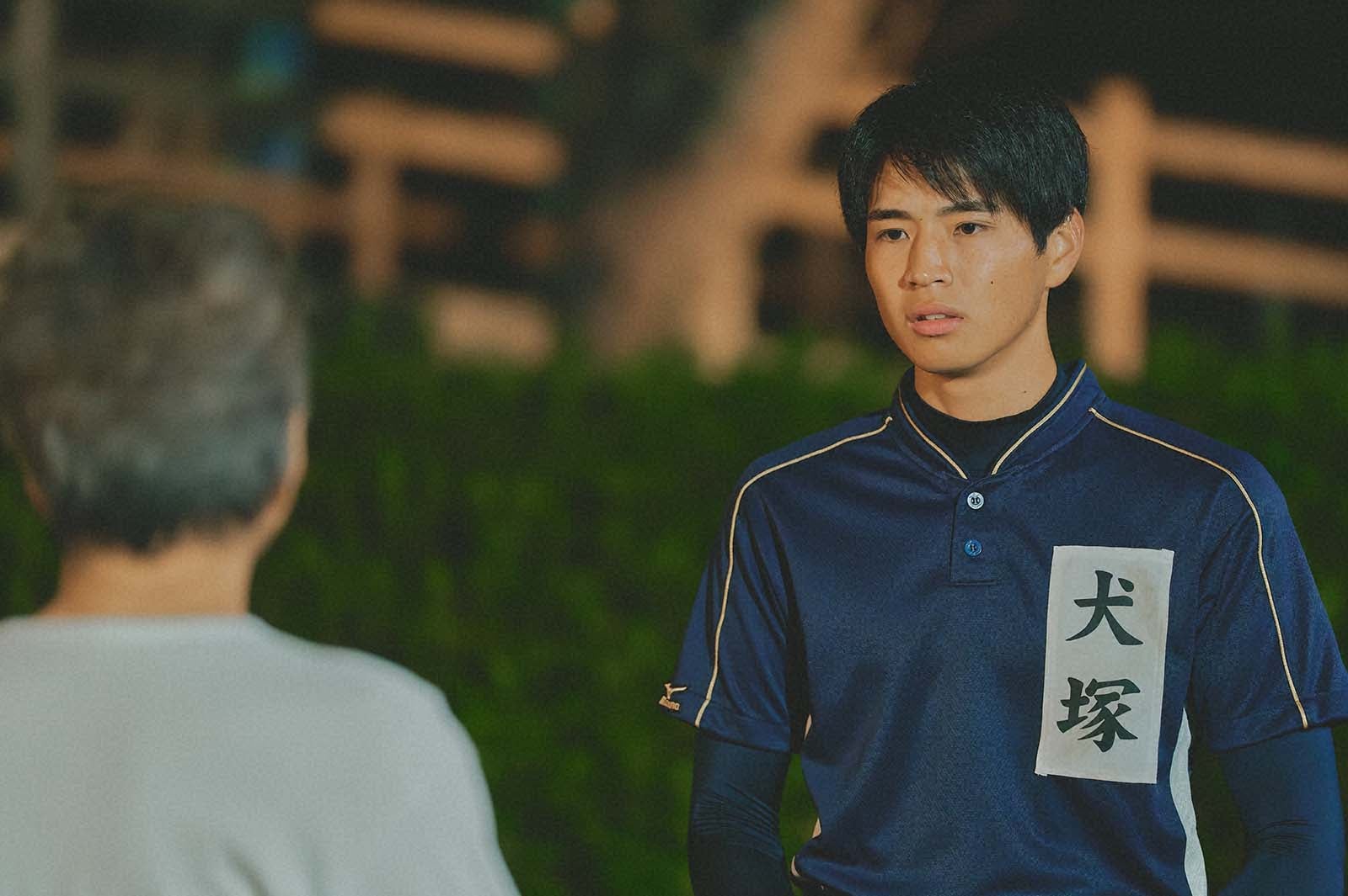 下剋上球児　ジャンバー TBSドラマ「下剋上球児」に出演した元阪神・鳥谷敬氏（中央