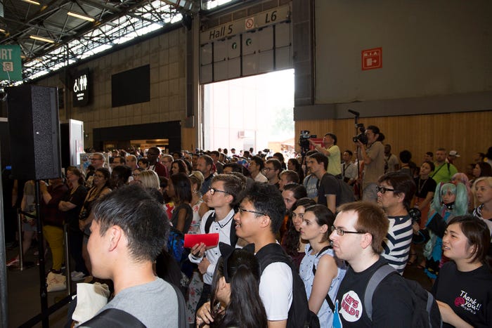 来場者(C)2018 映画「3D彼女リアルガール」製作委員会(C)那波マオ/講談社