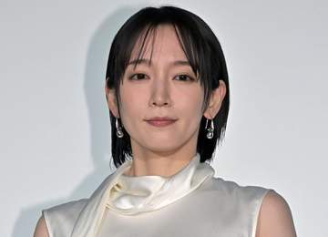 吉岡里帆のインスタにファン「悲しみが伝わってくる」 ドラマ共演予定だった中村ゆりさんの訃報発表日に桜一輪