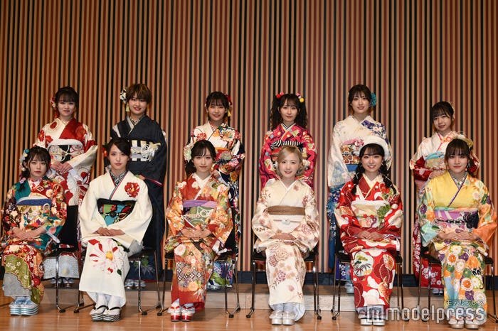 (後列)上見天乃、高橋彩香、安田叶、山邊歩夢、蔵本美結、石綿星南(前列)濱咲友菜、下尾みう、小栗有以、本田仁美、山内瑞葵、下口ひなな (C)モデルプレス