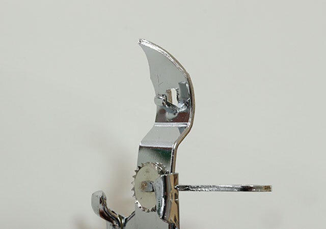 ダイソーの缶穴あけになる回転式缶オープナー