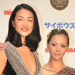 「ベストチーム・オブ・ザ・イヤー2012」の受賞式に出席した冨永愛、土屋アンナ