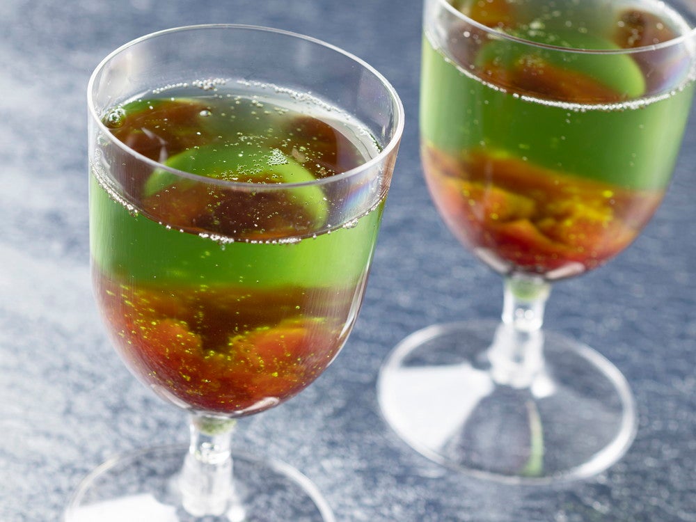 スパークリングカクテル（ウォッカ＆グリーンアップルフレーバー）780円／販売店舗：ハドソンリバー・ハーベスト（C）Disney