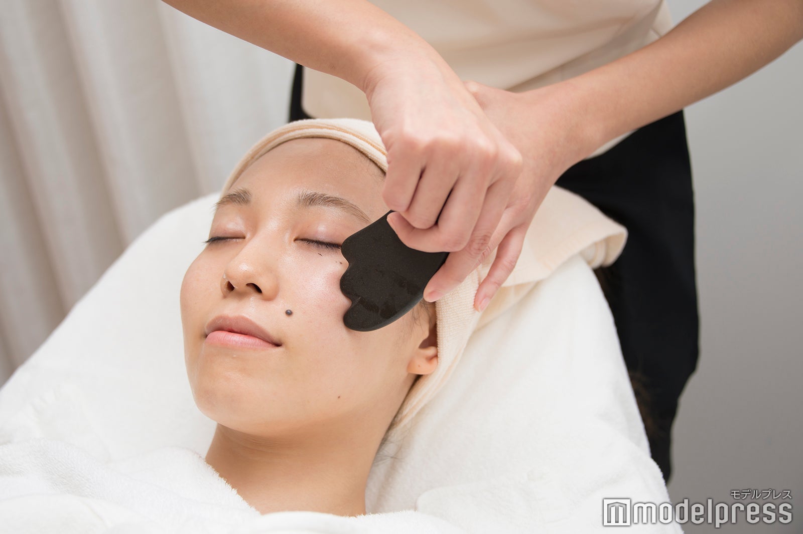 かっさで肌をなでながら、有用成分を肌へ浸透（C）モデルプレス