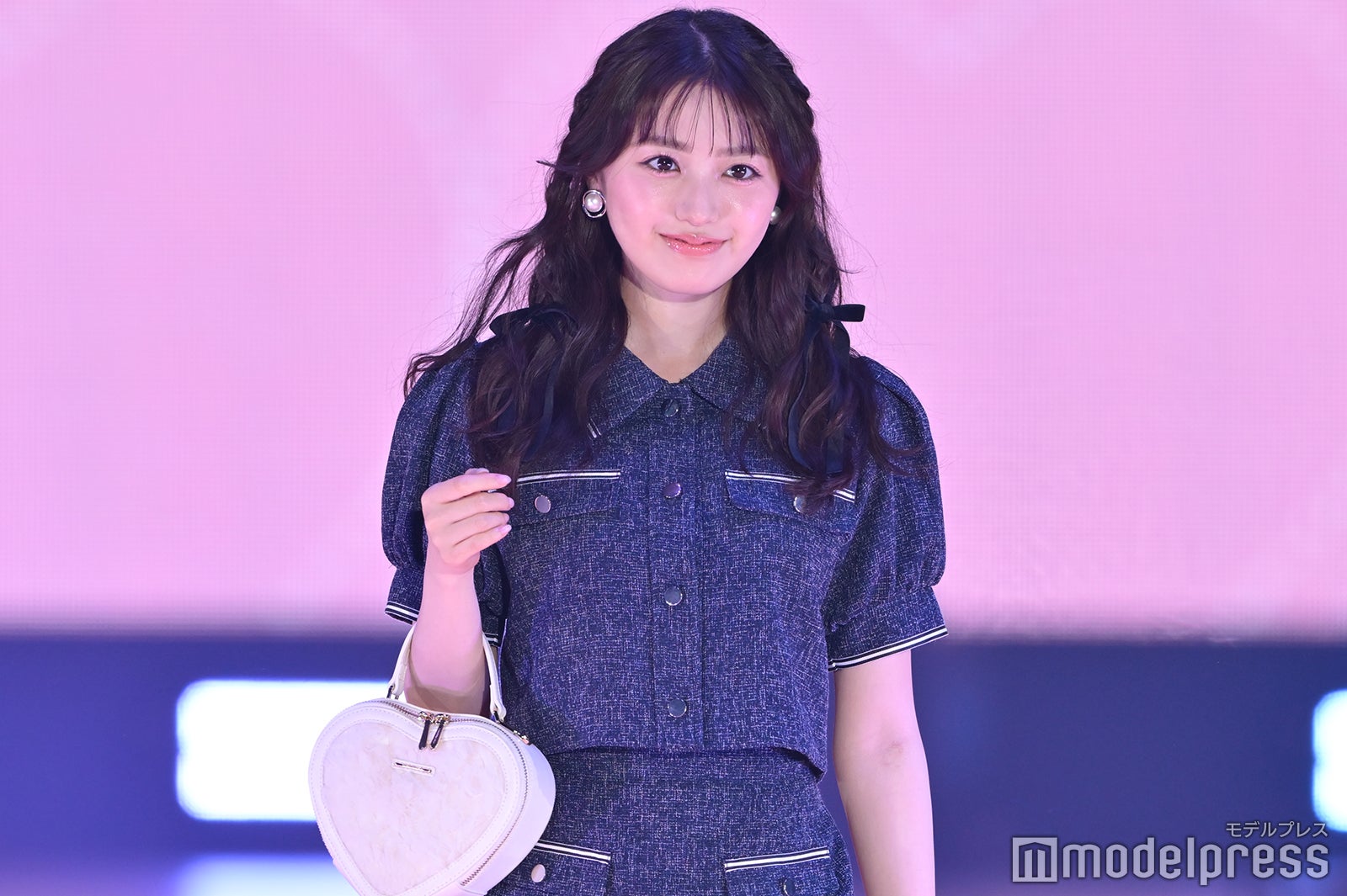 香美 香音、美太もも全開セットアップ姿 ハートバッグ＆編み込みヘア