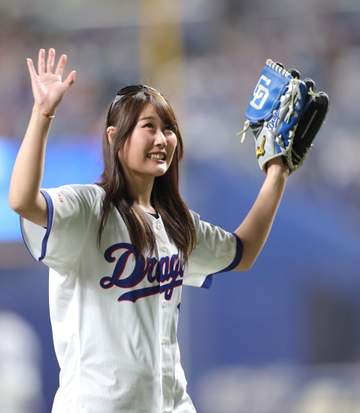 始球式の村瀬心椛「手、足ガクガクガク」 金メダルの五輪より「全然緊張した」と投稿 同郷の根尾昂から指導を受ける場面も