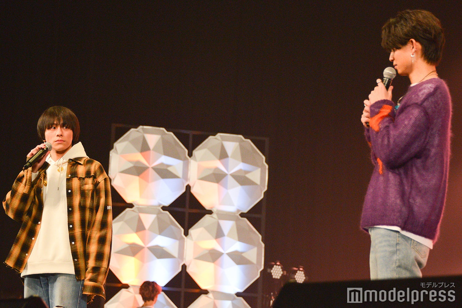 シャッフル寸劇で弾役の山下幸輝、あす花役の綱啓永 （C）モデルプレス