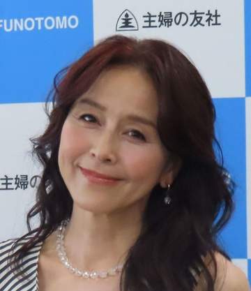 これはめちゃ鍛えてる！杉本彩57歳 完璧な168cmで衝撃会見、ピンヒールのふくらはぎピキッ！ 見習いたい引き締まった二の腕も、うわっ！