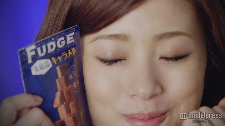 上戸彩／森永ファッジ新CM「ファッジ キャラメルなのに」篇