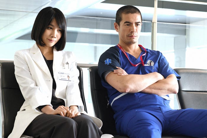 松本穂香、伊藤英明/「病室で念仏を唱えないでください」第3話より(C)TBS