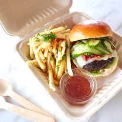 和牛チーズバーガー - メープルベーコンクランチとグリーントマト、きゅうりのディルピクルス、フレンチフライ/画像提供:bills japan