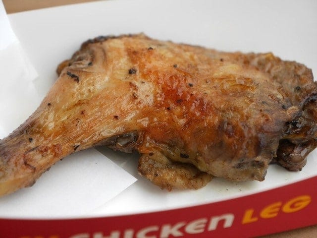 「ベイチキンレッグ(700円)」は約220gの大きさで食べ応え抜群(2019年4月14日撮影)