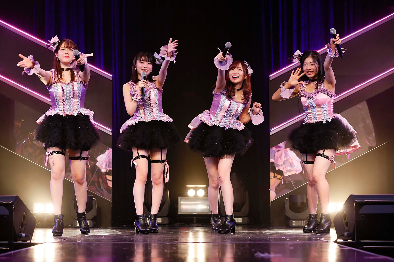 村重杏奈、駒田京伽、指原莉乃、深川舞子／HKT48ひまわり組「誘惑のガーター」公演（C）AKS