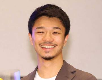 珍しっ！中谷潤人が7月結婚の美人ゴルファー妻と2ショット 吉田沙保里から高級ブランドのマグカッププレゼントされて歓喜