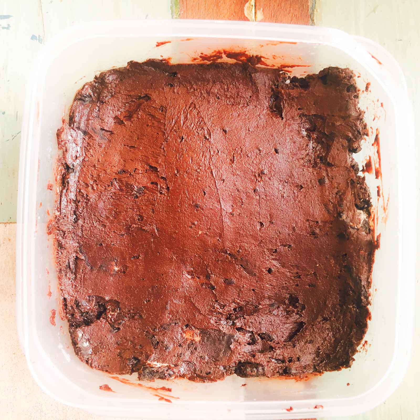 手順2：タッパーに生地を入れて10分冷やす／画像提供：柏原歩