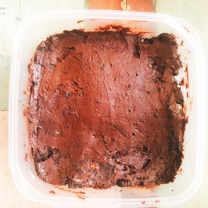 手順2:タッパーに生地を入れて10分冷やす/画像提供:柏原歩