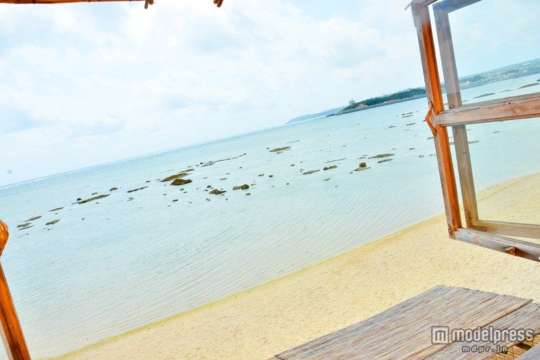 窓際席からは海と空をひとり占め