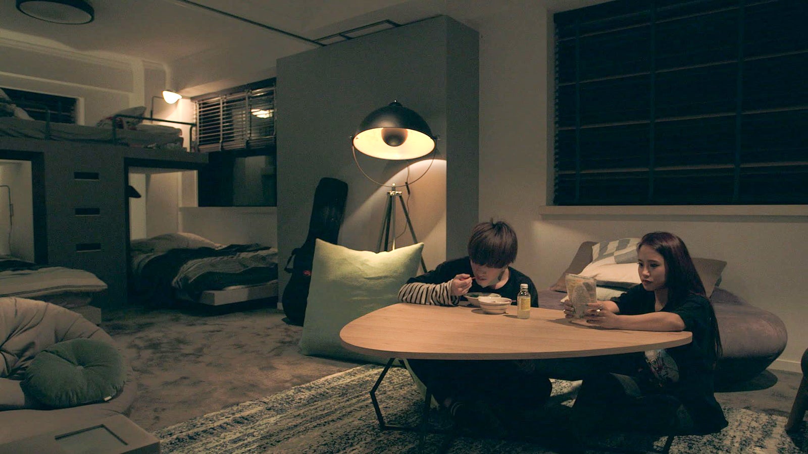 流佳を看病する莉咲子「TERRACE HOUSE TOKYO 2019-2020」3rd WEEK（C）フジテレビ／イースト・エンタテインメント