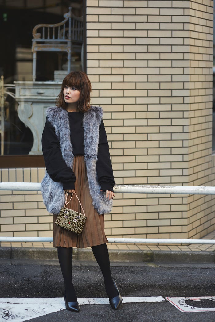 ファーコンビジレ¥5,450/Stradivarius(ストラディバリウス・ジャパン カスタマーサービス) ロングスリーブスエット¥3,550/Bershka(ベルシュカ・ジャパン カスタマーサービス) プリーツスカート¥1,990/GU ポシェット¥5,900/キャセリーニ パンプス¥4,490/AZUL by moussy(バロックジャパンリミテッド) タイツ/私物(C)TOPLOG