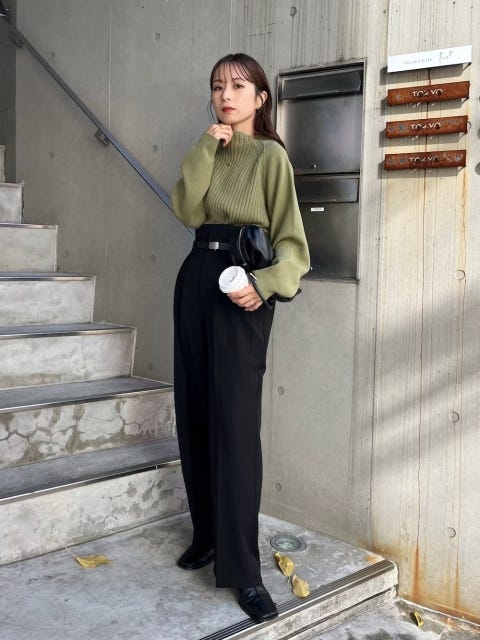 レディース　コーディネート　コーデ　着こなし　トレンド　おしゃれ　お洒落　オシャレ　2023　冬　パンツ　黒パンツ　黒　ブラック　セーター　ニット　グリーン