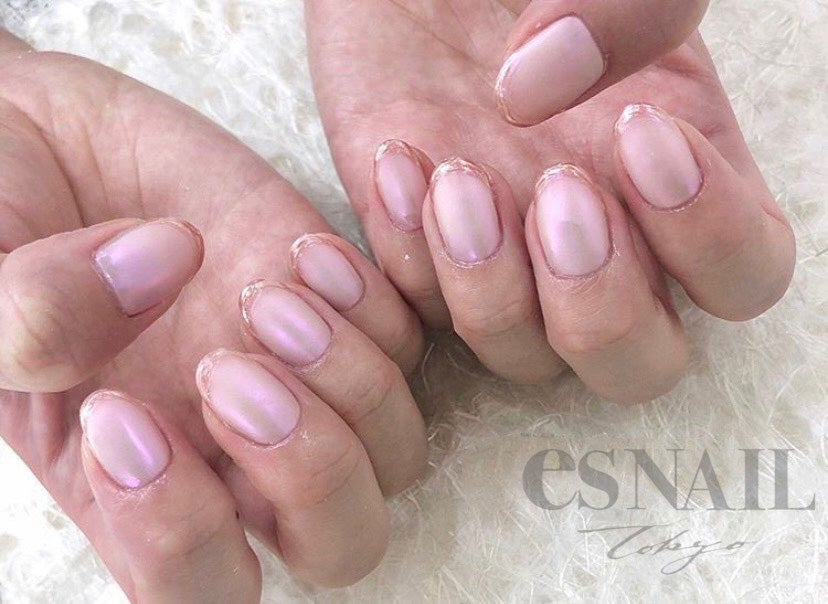 馴染みやすい質感ミックスのミラーネイル（画像提供：esNAIL）