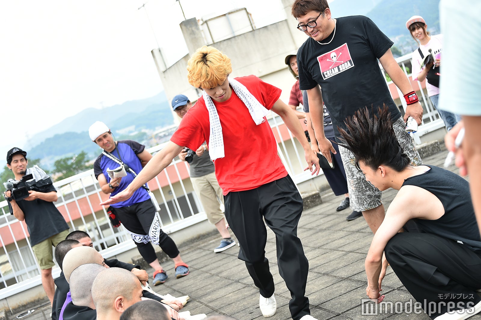 福田雄一監督から指示を受ける賀来賢人／「今日から俺は！！」第6話メイキング（C）モデルプレス