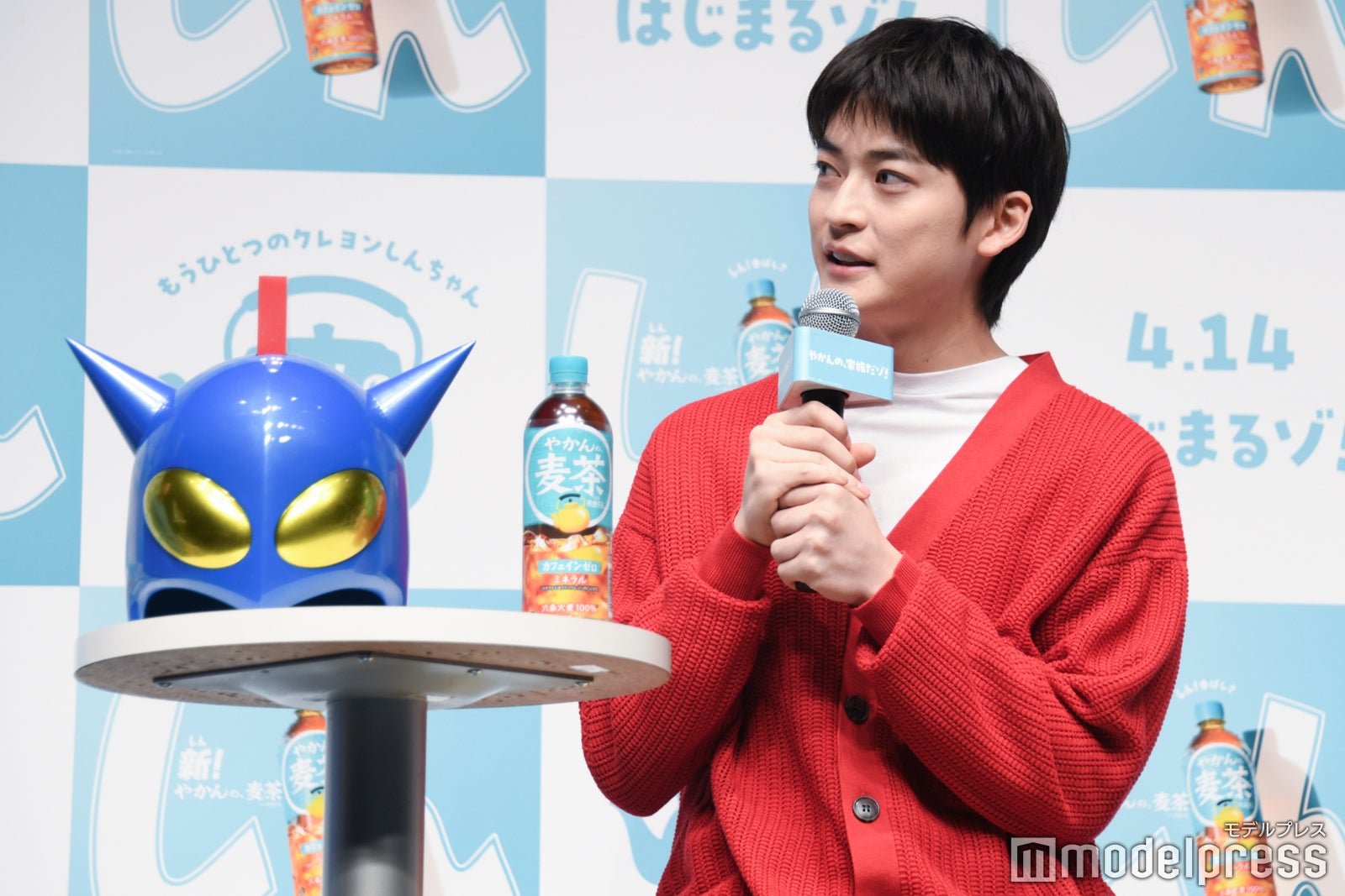 アクション仮面と高橋文哉（C）モデルプレス