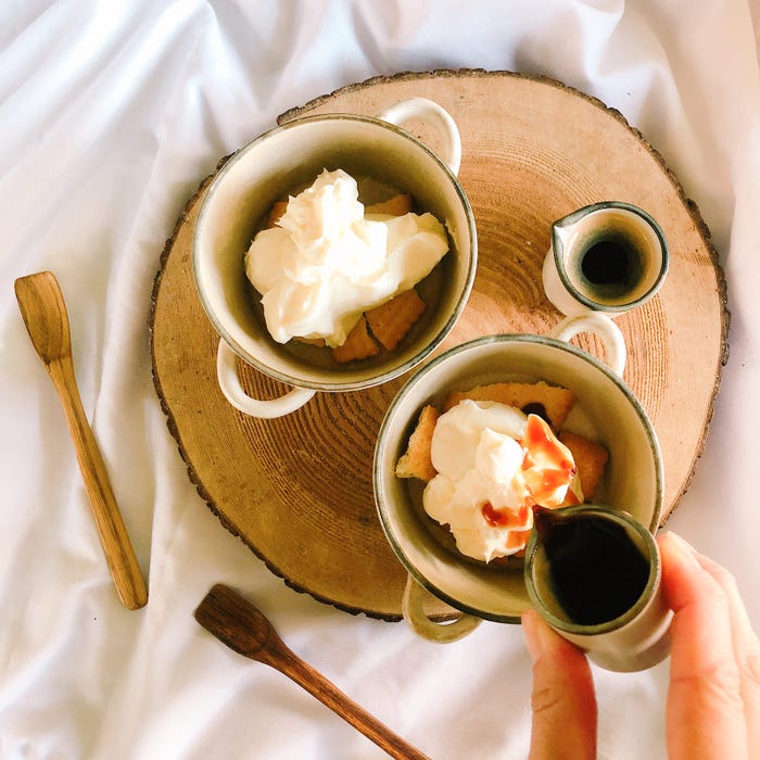 手順3:上からエスプレッソをかけココアパウダーをふり、トッピングしたら完成/画像提供:柏原歩